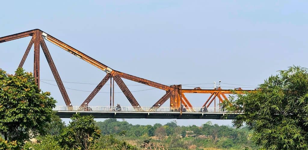 Zoomed in view of part of the Long Bien bridge