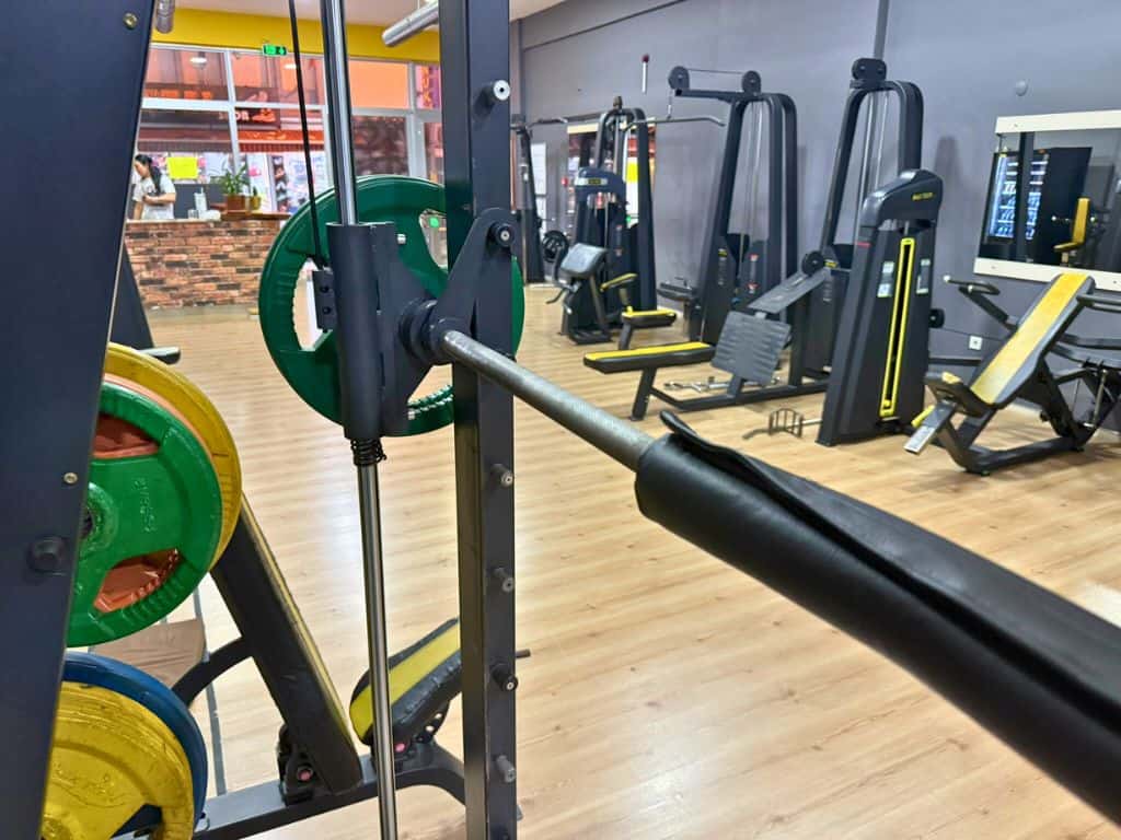 Smith machine and barbell cushion at the Selcuk gym Mekibu Fitness Club