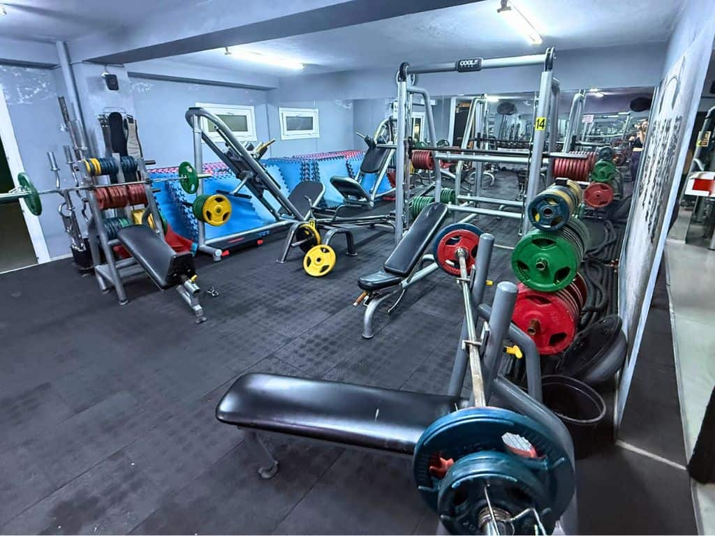 Main heavy lifting stations with incline bench press, traditional bench press, and smith machine